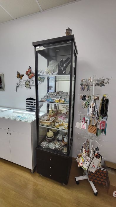 Два броя витрини за бижута