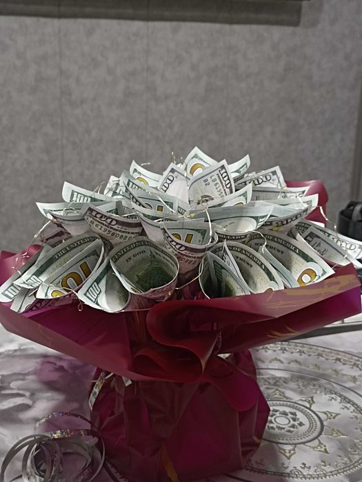 Yonadigan dollarli buketlar