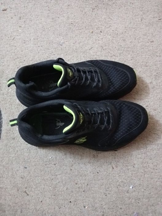 Продам нормальные кроссовки.