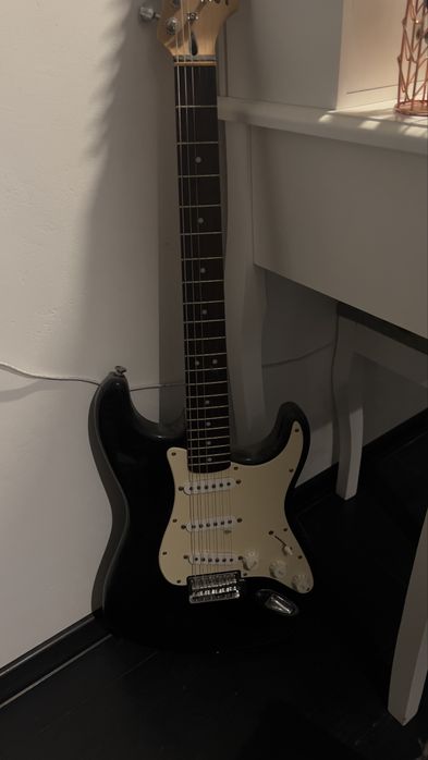 Китара и усилвател Fender SQUIER Sonic Stratocaster