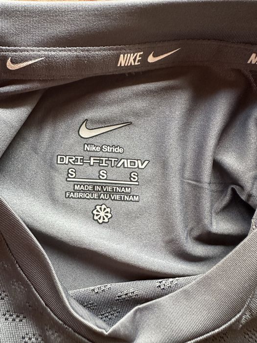 Мъжки сив екип Nike,тениската е дишаща материя,панталонките са шушлекови