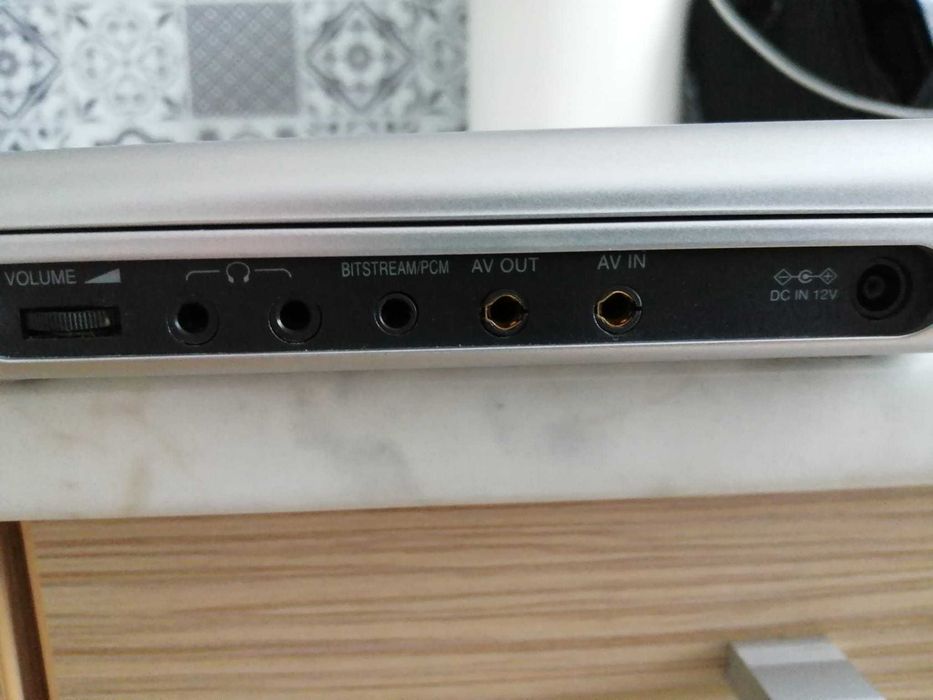 Mini DVD player Toshiba, ideal pentru călătorii