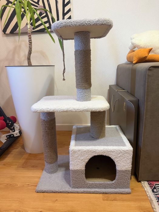 Кошачий домик с когтеточкой
