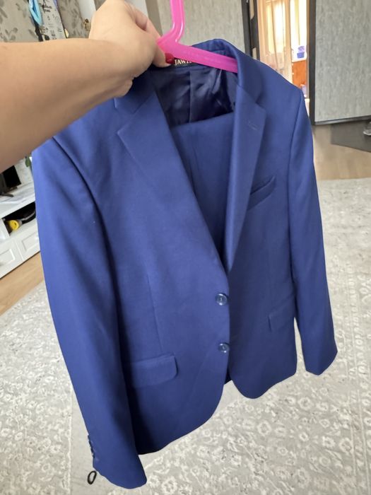 Продам 3 школьных костюма