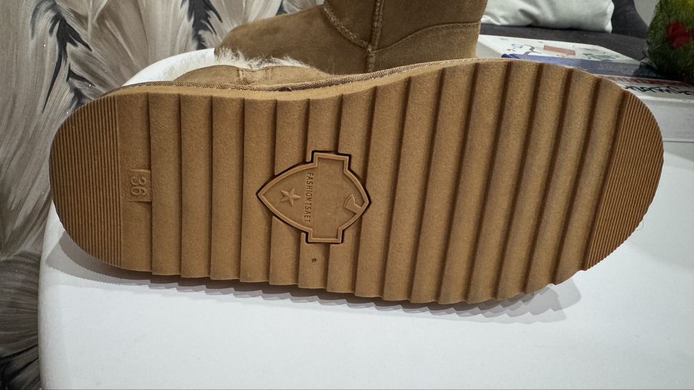 Продам новые натуральные угги для девочки!