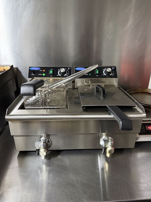 Vand utilaje HORECA grill pe gaz,masa rece, spalator vase, lada frigorifica, grill pe gaz, friteuza, se pot vedea in Pipera