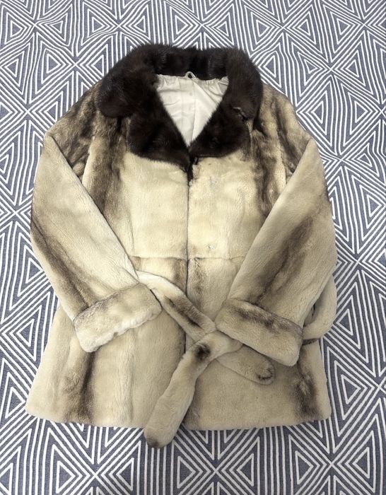 Продам шуба. Воротник норка. Цена 12000.