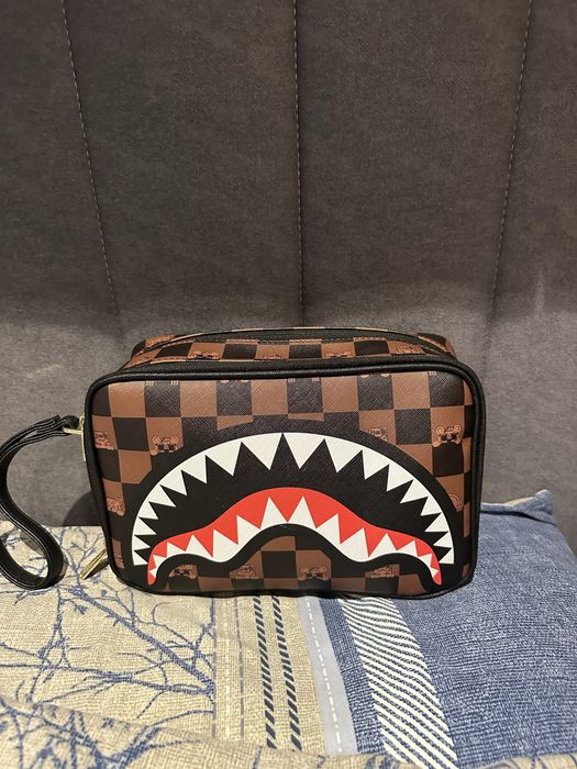 Продавам несесер SPRAYGROUND