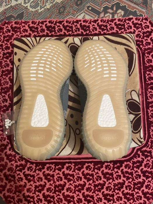Adidas Yeezy Boost 350 V2 în nuanța "Israfil"