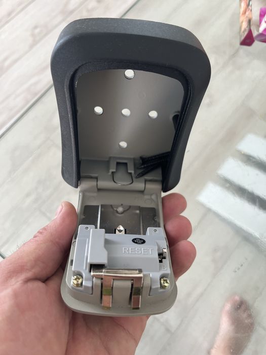 Продам сейф с кодовым замком