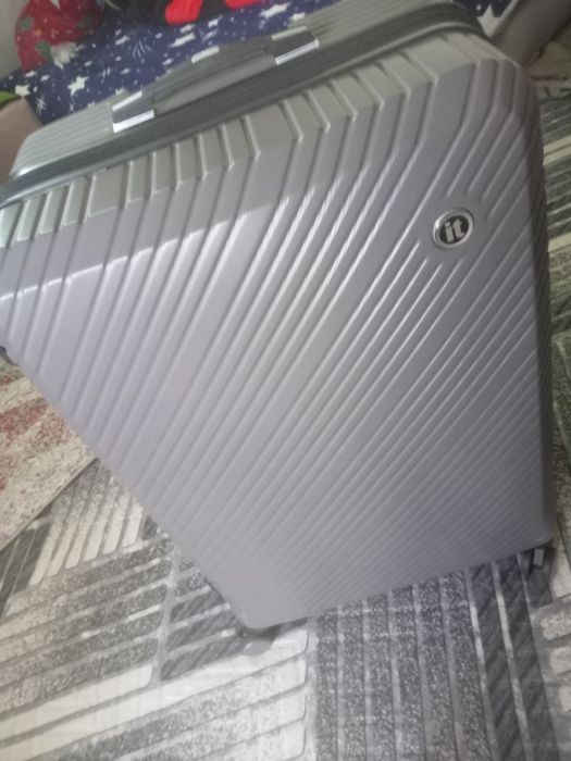 Geamantan, foarte mare. Nou nouț.