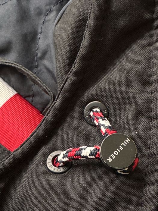 Оригинално зимно яке Tommy Hilfiger – черно, дълго, с качулка