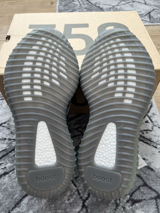 Yeezy 350 revers beluga