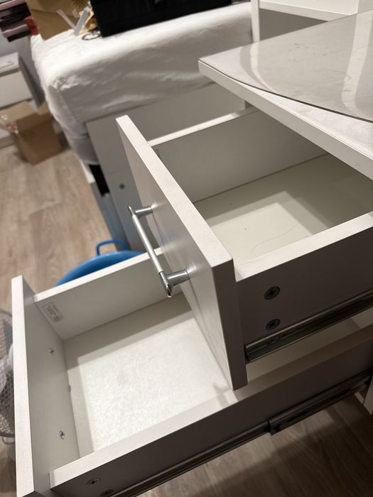 Стол с зеркалом и ящиками