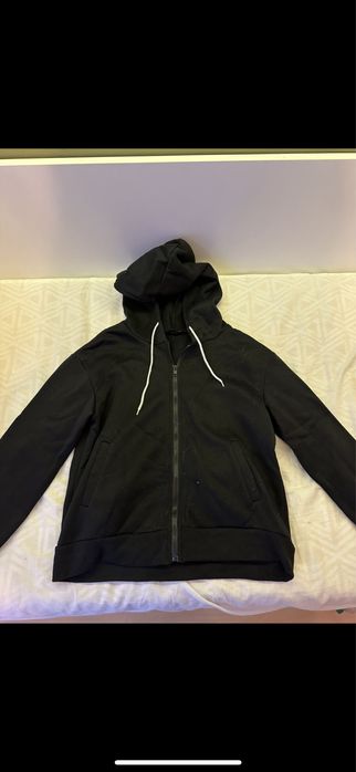 панталони-черен и зелен, бял суичер, къса блуза, черен суичер с цип