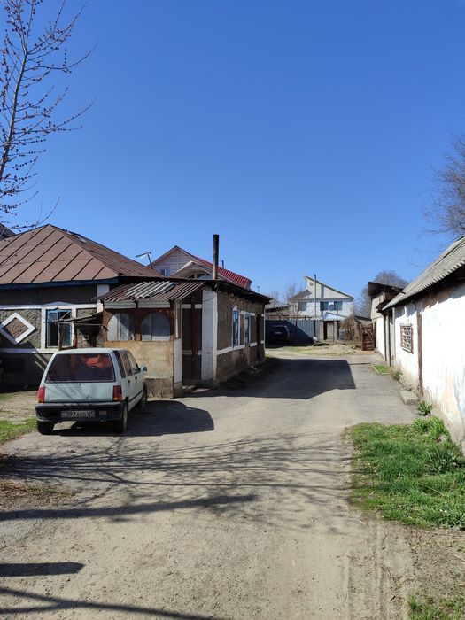 Частный дом с постройкоми.