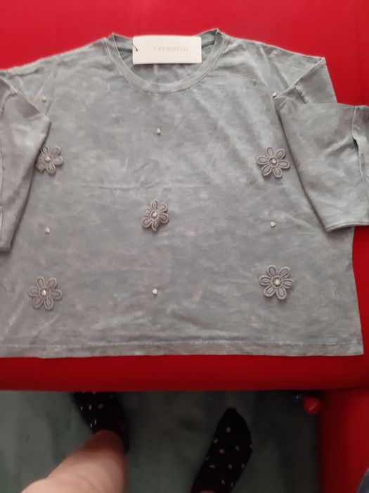 Tricou fete, gri, cu accesorii.