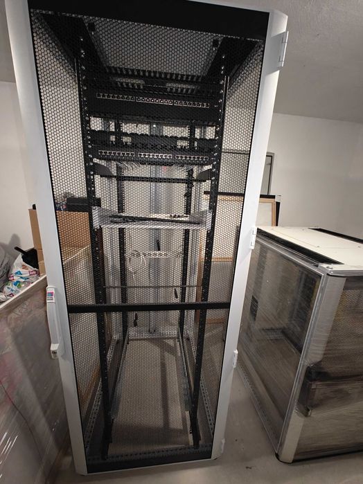 Сървърен / Rack шкаф Rittal 105x80x205 см – висок клас