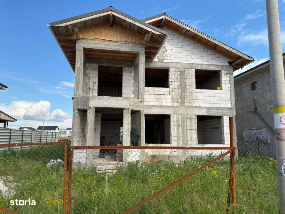 Vand casa la rosu, zona Magnolia