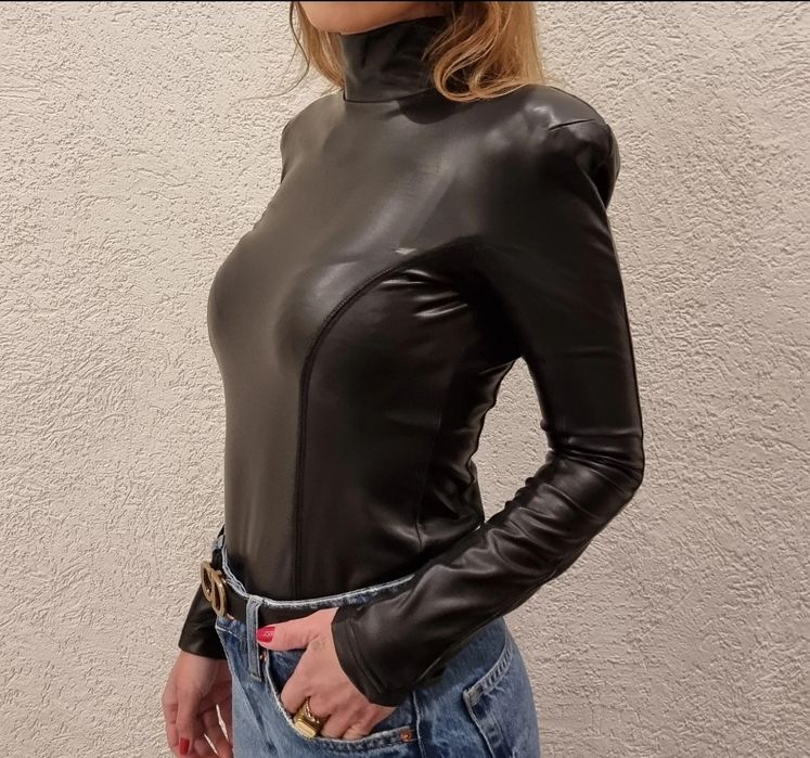 Top cu umeri structurati, piele ecologica, bluza umeri structurati