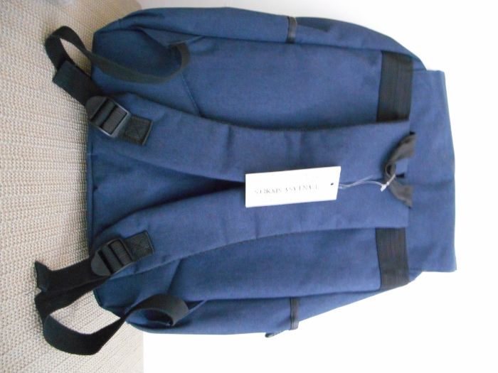 Продавам ергономична раница с две отделения с цип и капак за отв/затв