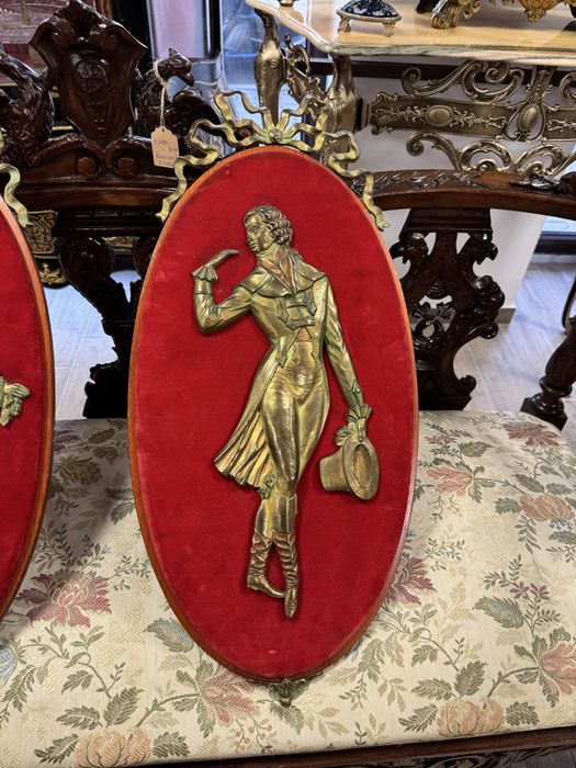 Doua tablouri - bronz in relief pe catifea rosie