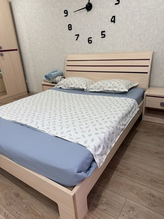 Кровать с матрасом и туалетный столик