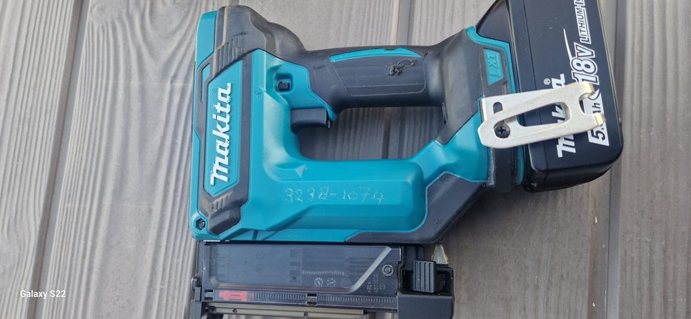 Makita pistol cuie,nivela cu linii