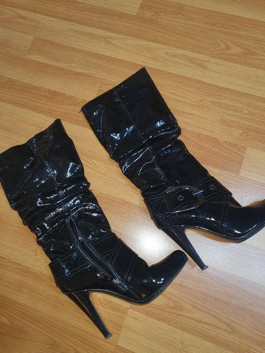 Cizme din piele naturala lacuita 250  lei negociabil