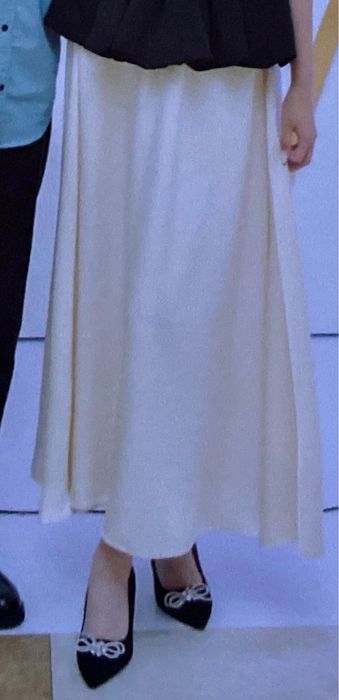 Атласовая юбка молочно белого цвета