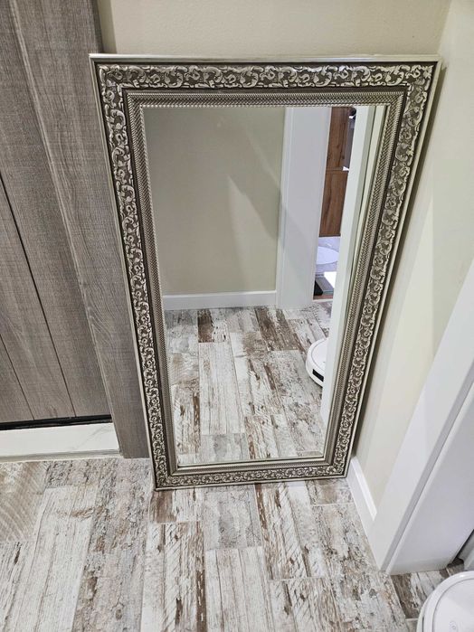 Продавам огледало за стена със сива рамка 60лв. Размери ш.58см/в.110см