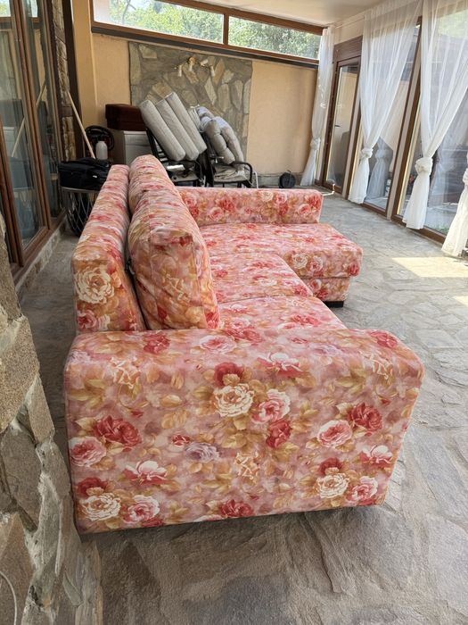 Диван - удобен, цветен
