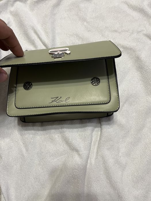 Сумочка и две шапки , новые