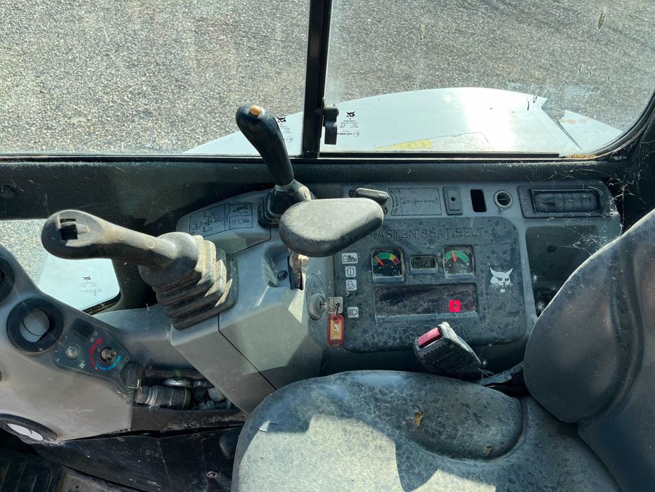 Miniexcavator Volvo ECR58D si Bobcat E50
