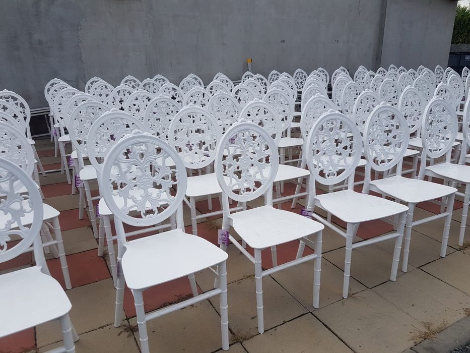 Vand scaune chiavari albe noi