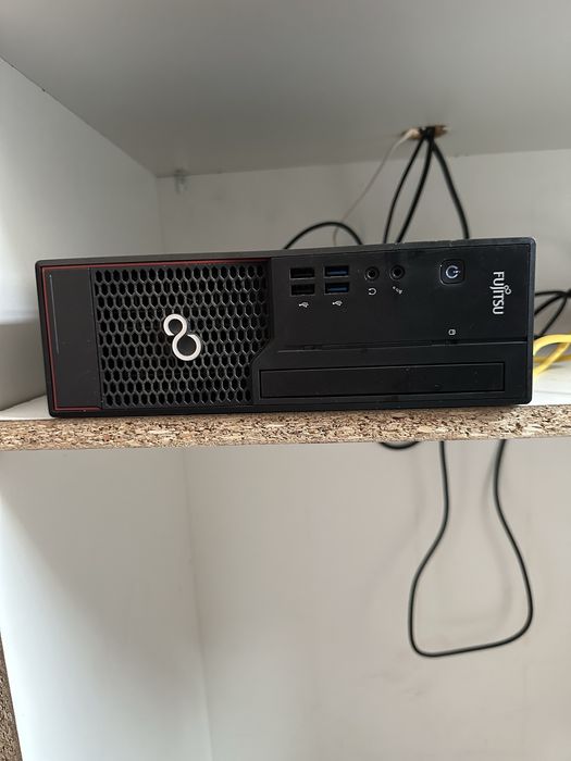 Компютър със складова програма готов за работа