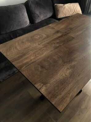 Трапезна маса с метални крака