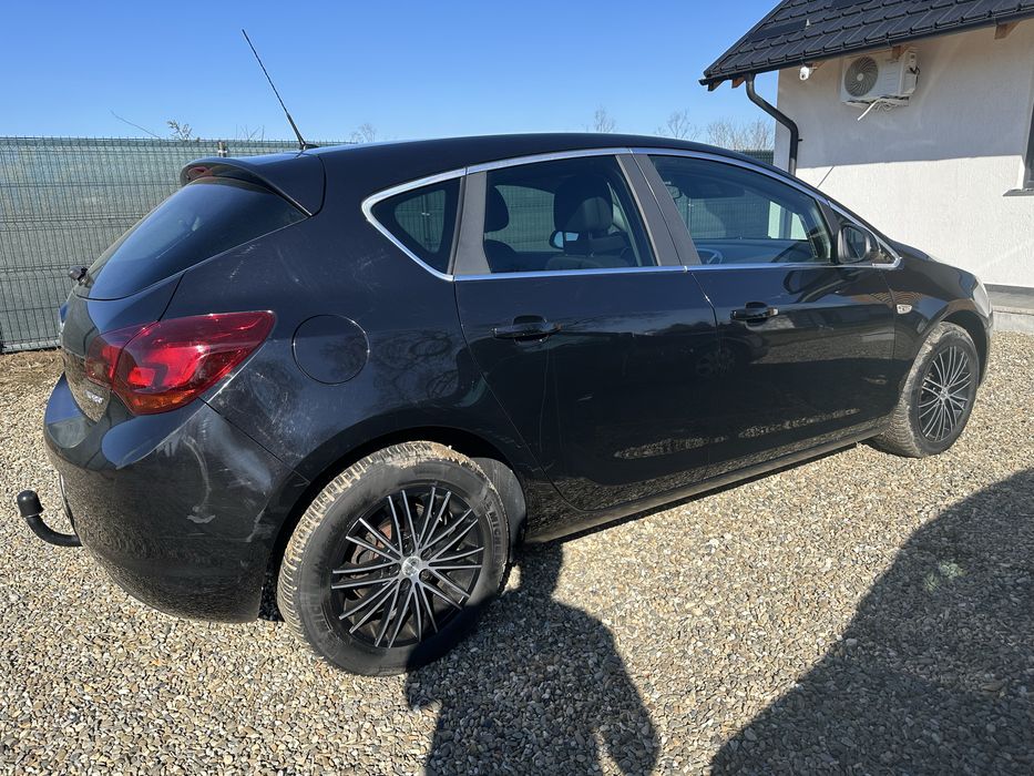 Opel Astra J 2011