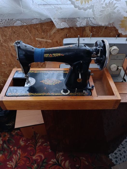 Продам за 10 000 2 -машинки