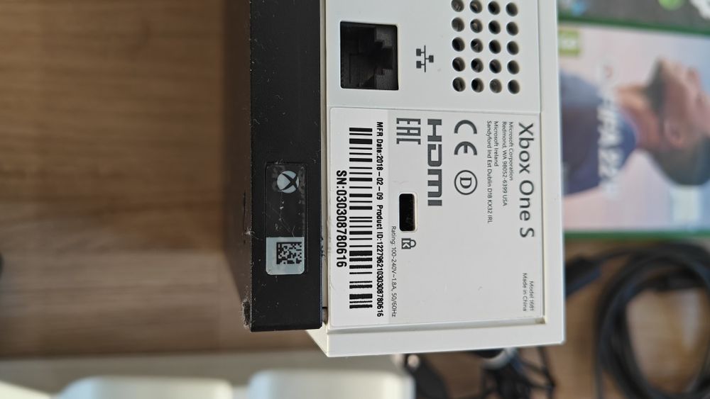 Xbox One S 500GB, 2 джойстика, 2 игри