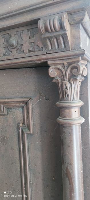 Vând dulap interbelic in lemn masiv sculptat