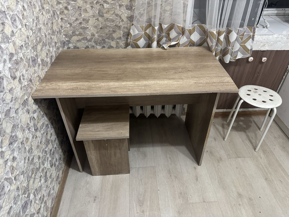 Продам стол с двумя табуретками