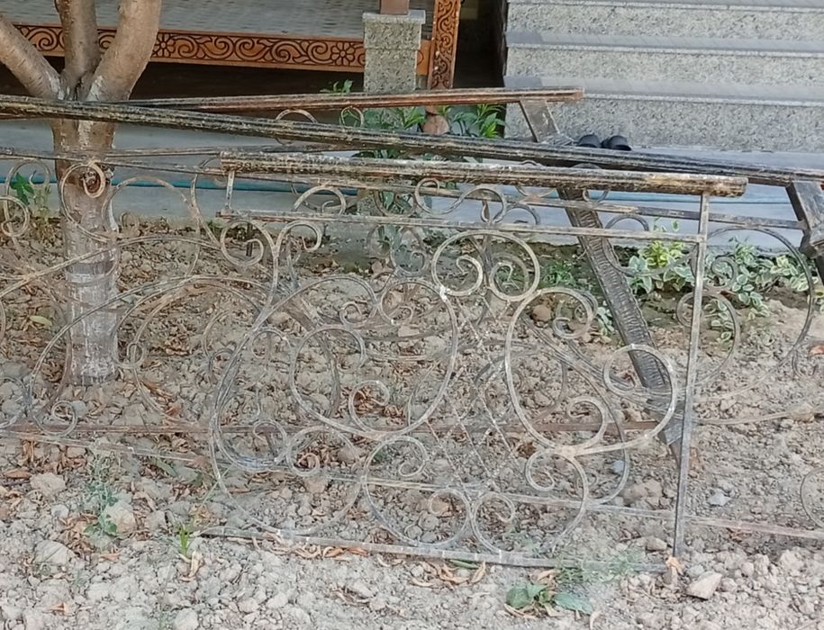 Кованые изделия на лестницу.