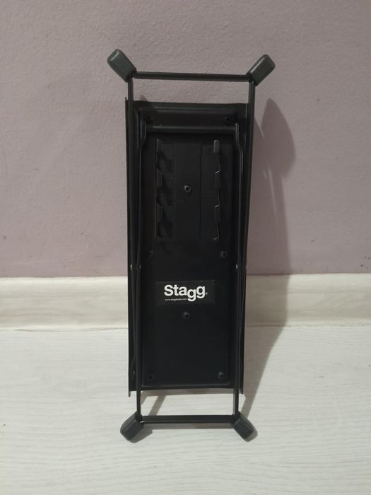 Продавам китара,калъф,тунер,столче.