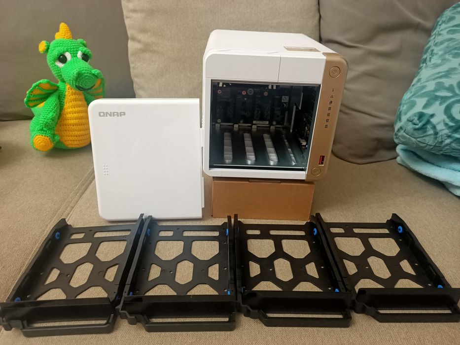 Продам сетевое хранилище Qnap TS-462