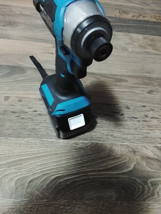 Autofiletanta Makita DTD173 cu baterie de 6A NOU