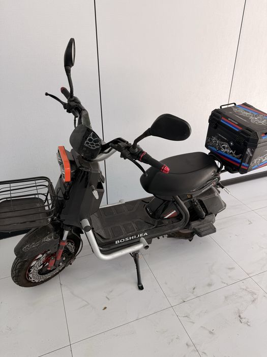 Skuter elektroni