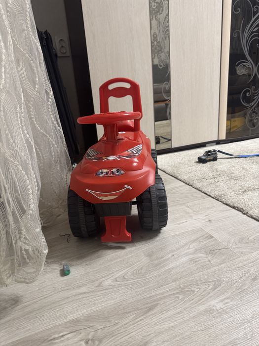 Машинка-каталка. . . . .