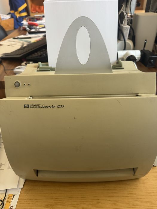 HP LASERJET 1100 и две пълни тонер касети. Захранващ и интерф. кабели