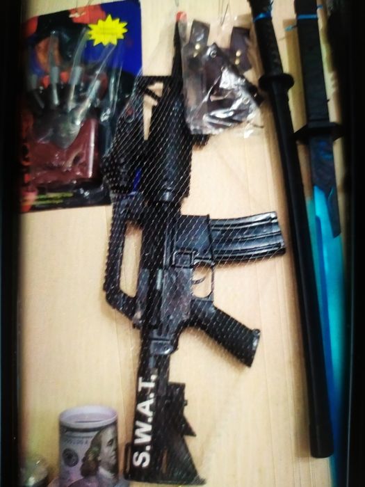 Аксессуары супергероев стреляют дисками и присосками и т.д